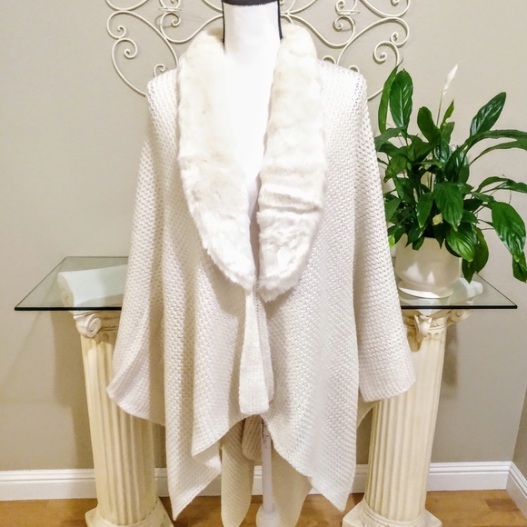 RR Boutique Jackets & Blazers - NWT Fur Trim Knit Cape